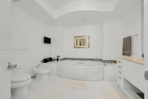 Condo in Sunny Isles Beach, Florida, 2 bedrooms  № 2076809 - photo 17