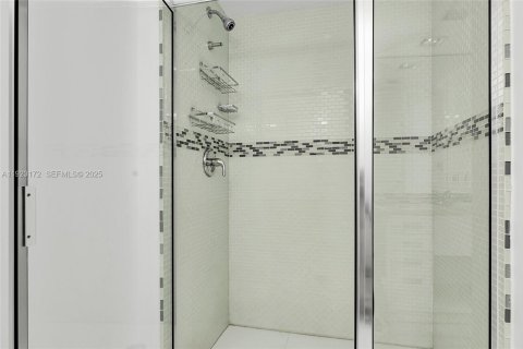 Condo in Sunny Isles Beach, Florida, 2 bedrooms  № 2076809 - photo 28