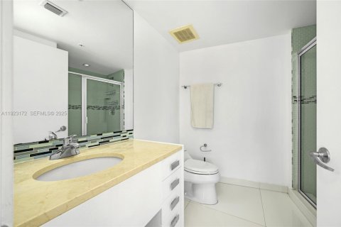 Condo in Sunny Isles Beach, Florida, 2 bedrooms  № 2076809 - photo 27