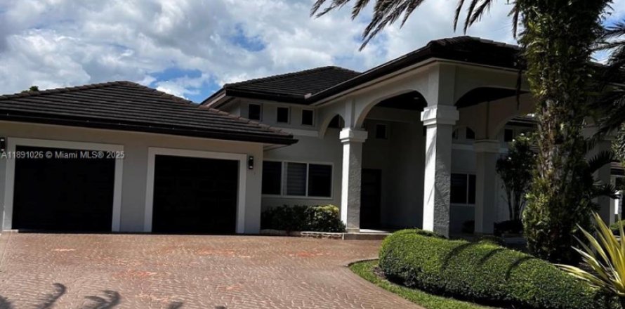 House in Palmetto Bay, Florida 4 bedrooms, 261.89 sq.m. № 1944397