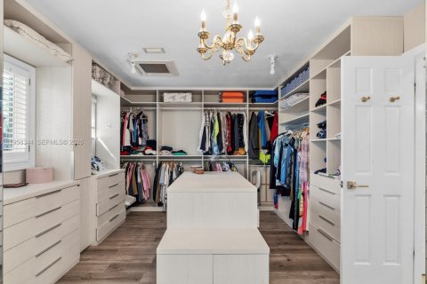 House in Fort Lauderdale, Florida 5 bedrooms, 261.89 sq.m. № 2019790 - photo 23