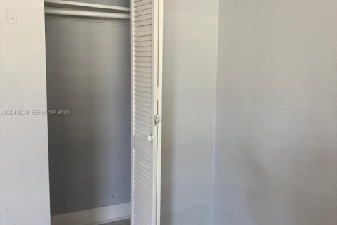 Снять в аренду квартиру в Халландейл-Бич, Флорида 1 спальня, 27.87м2, № 2243229 - фото 2