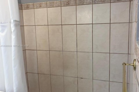 Снять в аренду квартиру в Халландейл-Бич, Флорида 1 спальня, 27.87м2, № 2243229 - фото 4