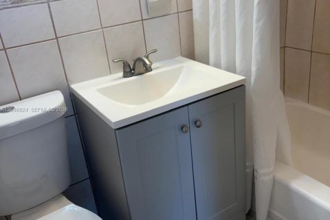 Снять в аренду квартиру в Халландейл-Бич, Флорида 1 спальня, 27.87м2, № 2243229 - фото 3