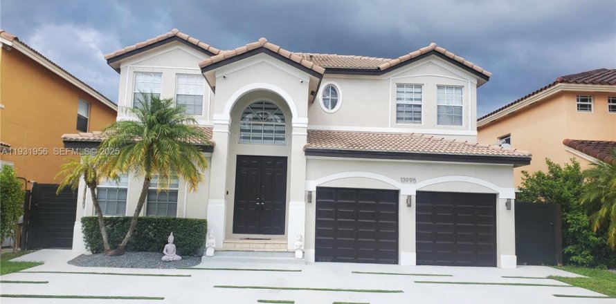 Дом в Майами, Флорида 6 спален, 296.54м2 № 1992130