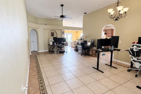 House in Orlando, Florida 4 bedrooms, 174.1 sq.m. № 2403683 - photo 4