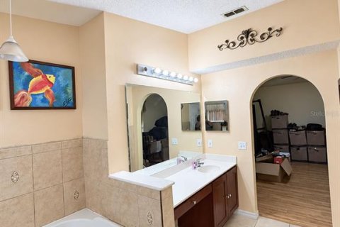 House in Orlando, Florida 4 bedrooms, 174.1 sq.m. № 2403683 - photo 8