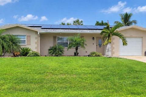 Casa en Cape Coral, Florida 3 dormitorios, 129.41 m2 № 2387700