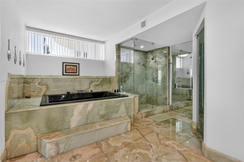 Condominio en venta en Sunny Isles Beach, Florida, 4 dormitorios, 324.23 m2 № 2336644 - foto 24
