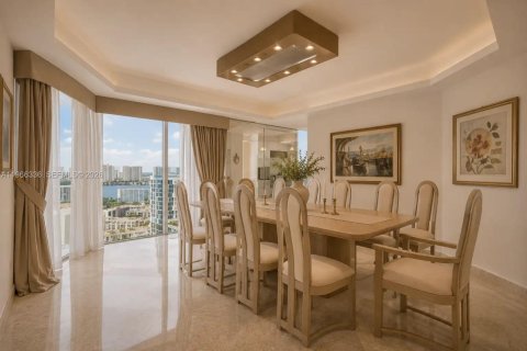 Condominio en venta en Sunny Isles Beach, Florida, 4 dormitorios, 324.23 m2 № 2336644 - foto 2