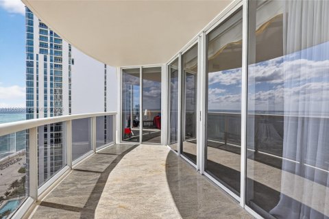 Condominio en venta en Sunny Isles Beach, Florida, 4 dormitorios, 324.23 m2 № 2336644 - foto 21