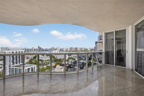 Condominio en venta en Sunny Isles Beach, Florida, 4 dormitorios, 324.23 m2 № 2336644 - foto 12