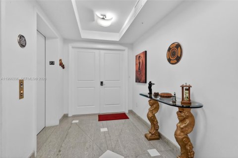 Condominio en venta en Sunny Isles Beach, Florida, 4 dormitorios, 324.23 m2 № 2336644 - foto 17