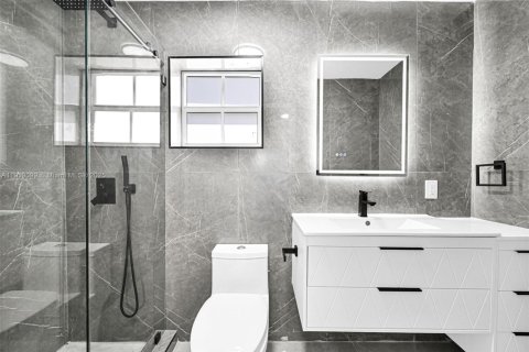 House in Miami, Florida 5 bedrooms, 172.24 sq.m. № 1974383 - photo 24