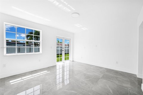 House in Miami, Florida 5 bedrooms, 172.24 sq.m. № 1974383 - photo 17