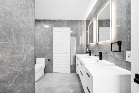 House in Miami, Florida 5 bedrooms, 172.24 sq.m. № 1974383 - photo 19