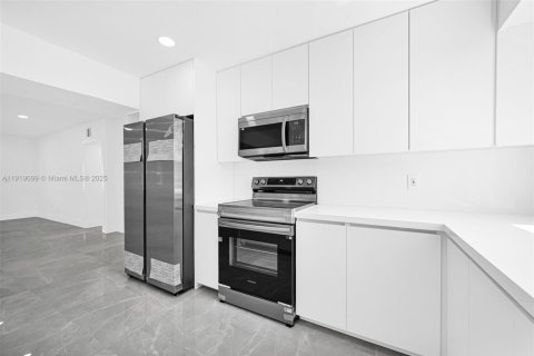 House in Miami, Florida 5 bedrooms, 172.24 sq.m. № 1974383 - photo 7