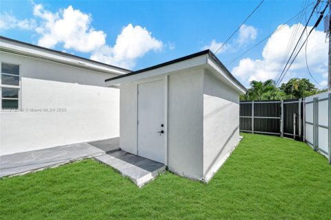 House in Miami, Florida 5 bedrooms, 172.24 sq.m. № 1974383 - photo 28