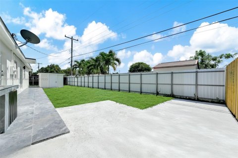 House in Miami, Florida 5 bedrooms, 172.24 sq.m. № 1974383 - photo 26