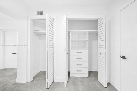 House in Miami, Florida 5 bedrooms, 172.24 sq.m. № 1974383 - photo 23