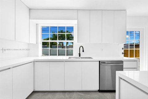 House in Miami, Florida 5 bedrooms, 172.24 sq.m. № 1974383 - photo 6