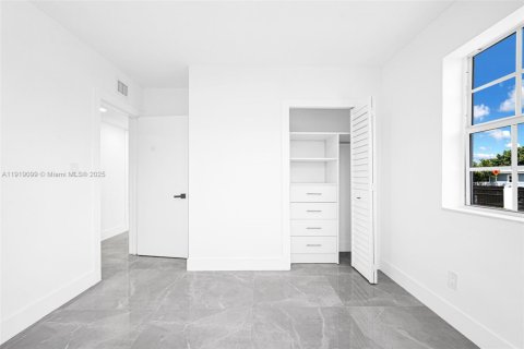 House in Miami, Florida 5 bedrooms, 172.24 sq.m. № 1974383 - photo 12