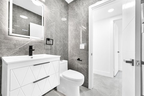 House in Miami, Florida 5 bedrooms, 172.24 sq.m. № 1974383 - photo 15