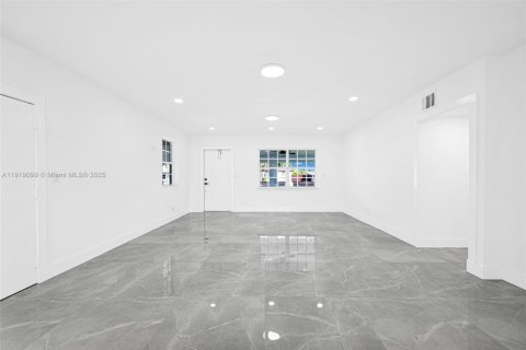 House in Miami, Florida 5 bedrooms, 172.24 sq.m. № 1974383 - photo 11