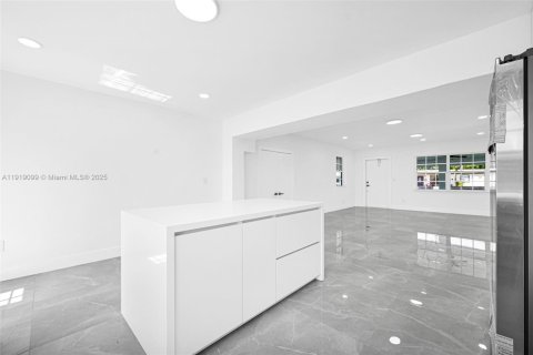 House in Miami, Florida 5 bedrooms, 172.24 sq.m. № 1974383 - photo 9