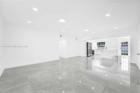 House in Miami, Florida 5 bedrooms, 172.24 sq.m. № 1974383 - photo 10