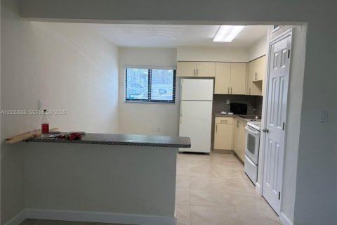House in Hialeah, Florida 2 bedrooms, 78.97 sq.m. № 2241583 - photo 6