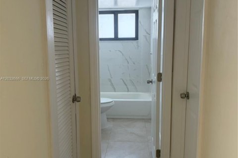 House in Hialeah, Florida 2 bedrooms, 78.97 sq.m. № 2241583