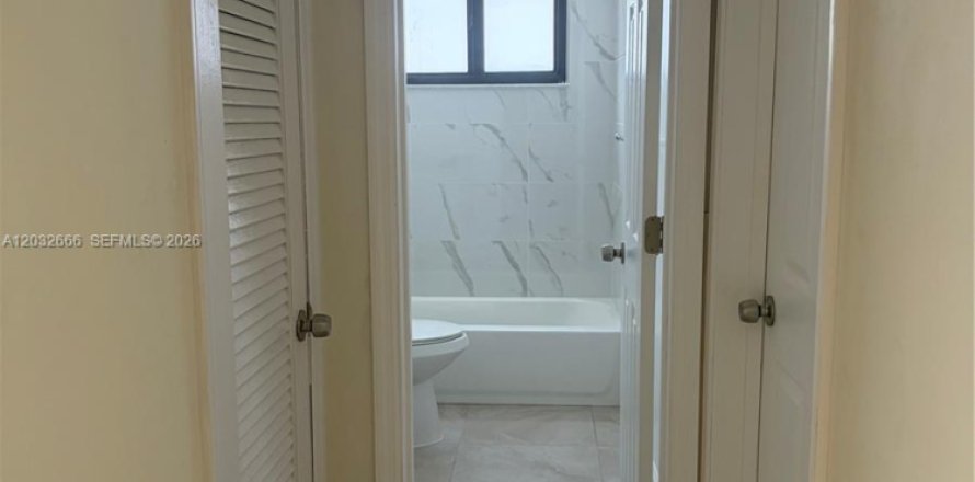House in Hialeah, Florida 2 bedrooms, 78.97 sq.m. № 2241583