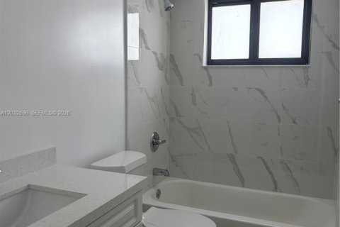 House in Hialeah, Florida 2 bedrooms, 78.97 sq.m. № 2241583 - photo 2
