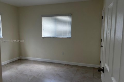 House in Hialeah, Florida 2 bedrooms, 78.97 sq.m. № 2241583 - photo 3