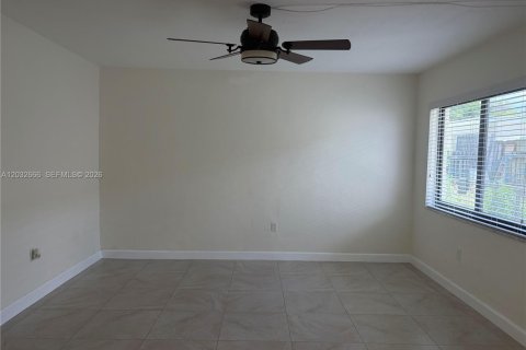 House in Hialeah, Florida 2 bedrooms, 78.97 sq.m. № 2241583 - photo 5