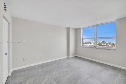 Condo in Miami Beach, Florida, 2 bedrooms  № 1938774 - photo 22