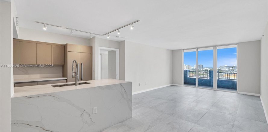 Condominio en Miami Beach, Florida, 2 dormitorios  № 1938774