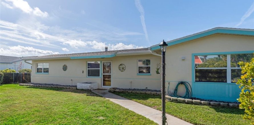 House in Hernando Beach, Florida 2 bedrooms, 149.11 sq.m. № 1586108