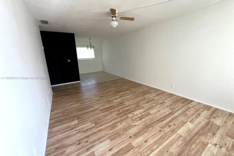 Condo in Oakland Park, Florida, 1 bedroom  № 1947506 - photo 2