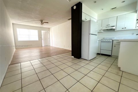 Condo in Oakland Park, Florida, 1 bedroom  № 1947506 - photo 3