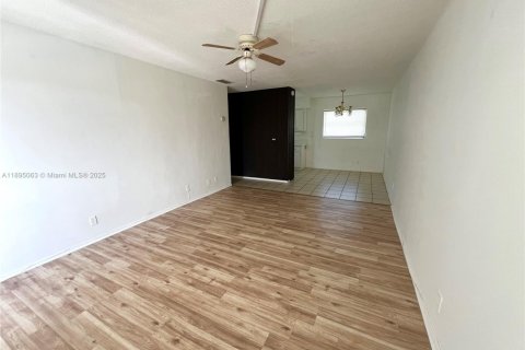 Condo in Oakland Park, Florida, 1 bedroom  № 1947506 - photo 1