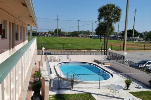 Condo in Oakland Park, Florida, 1 bedroom  № 1947506 - photo 9