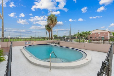 Condo in Oakland Park, Florida, 1 bedroom  № 1947506 - photo 8