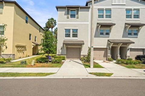 Townhouse in PALM RIVER TOWNHOMES in Tampa, Florida 3 bedrooms, 188.59 sq.m. № 1680563 - photo 2