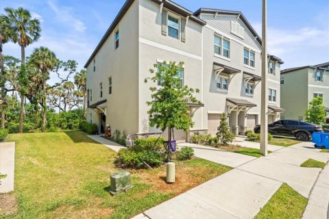 Townhouse in PALM RIVER TOWNHOMES in Tampa, Florida 3 bedrooms, 188.59 sq.m. № 1680563 - photo 1