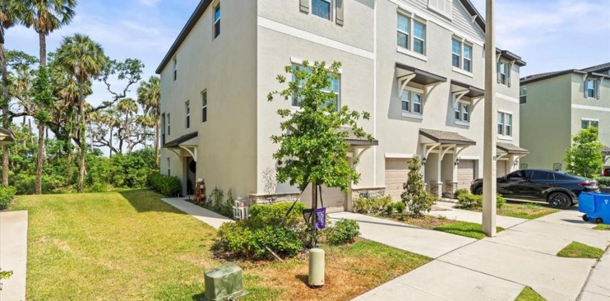 Townhouse in PALM RIVER TOWNHOMES in Tampa, Florida 3 bedrooms, 188.59 sq.m. № 1680563