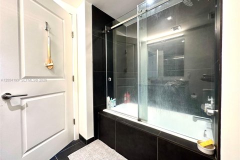 Condominio en alquiler en Miami, Florida, 1 dormitorio, 78.97 m2 № 2068545 - foto 20