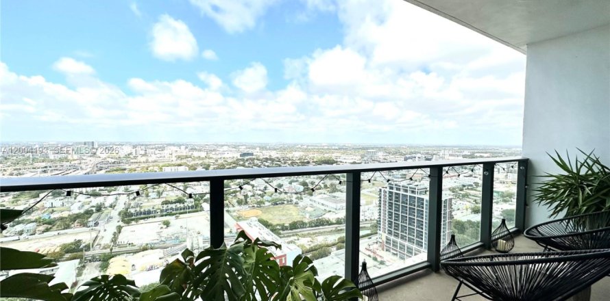 Condominio en Miami, Florida, 1 dormitorio  № 2068545