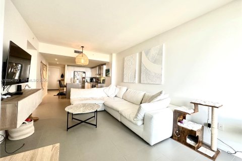Condominio en alquiler en Miami, Florida, 1 dormitorio, 78.97 m2 № 2068545 - foto 3
